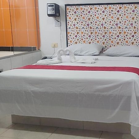 Hotel Marat Меделин Екстериор снимка
