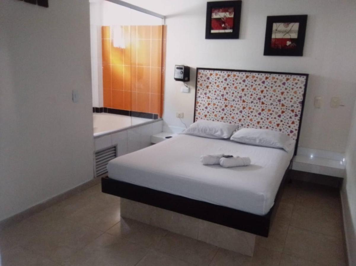 Hotel Marat Меделин Екстериор снимка
