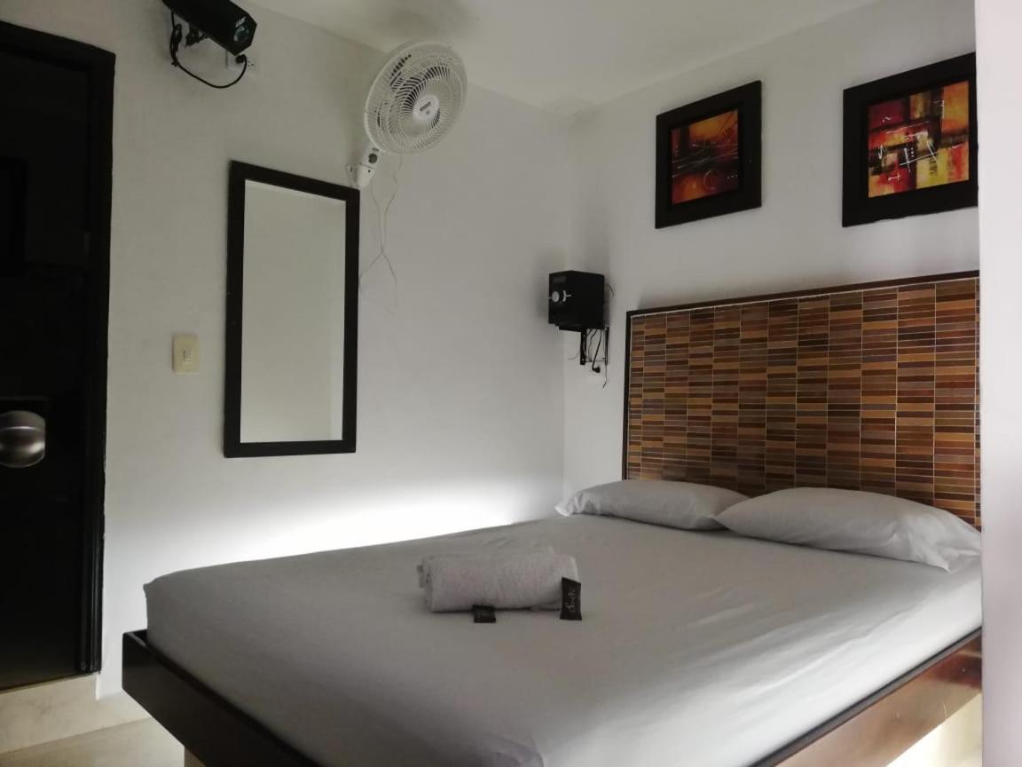 Hotel Marat Меделин Екстериор снимка