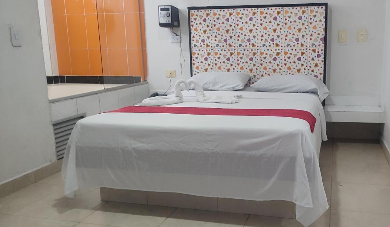 Hotel Marat Меделин Екстериор снимка
